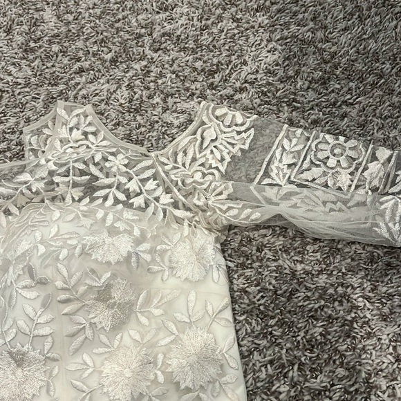 White plain saree blouse - Picture 4 of 4